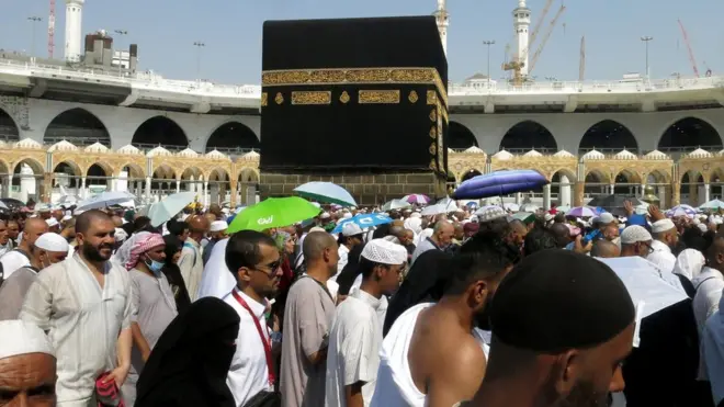Sekitar 800 ribu orang Indonesia menjalani ibadah umrah setiap tahun.