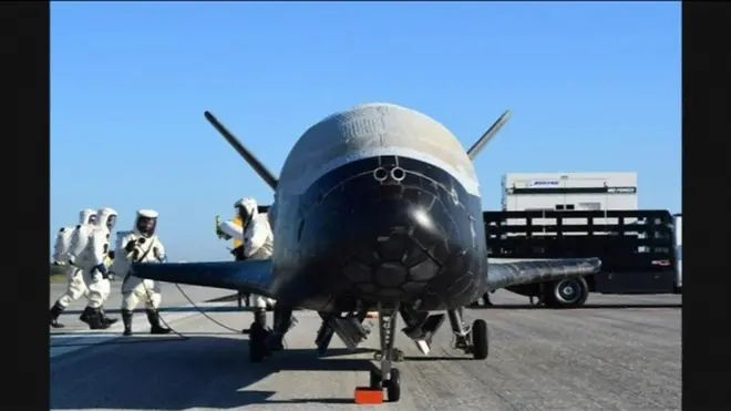 Avião espacial americano retorna de missão secreta após dois anos em órbita