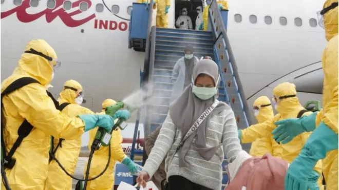 2月2日，医务人员为从中国武汉撤回印度尼西亚的侨民进行消毒，然后将他们转移到纳塔纳群岛军事基地进行隔离。