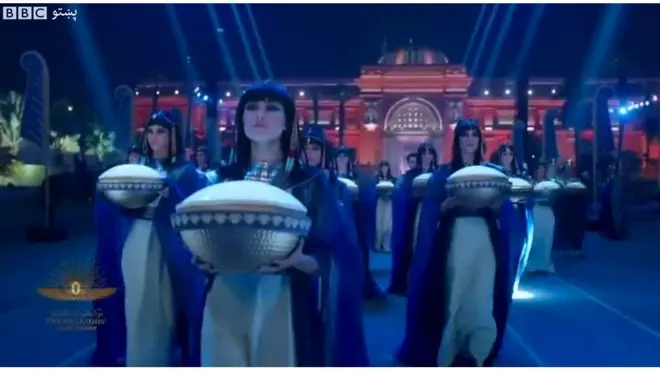 د مصر پلازمېنه قاهره کې ګڼ شمېر کسان د دې لپاره واټونو ته وتلي وو چې د دغه ښار له منځه د مصر د لرغونو واکمنانو د مومیایانو لېږد له نژدې وګوري.