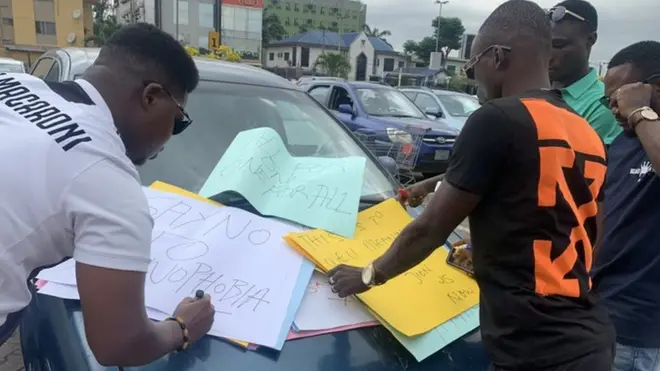 Some Nigerians wey dey ginger for #XenophobicAttack inside Lagos on Tuesday