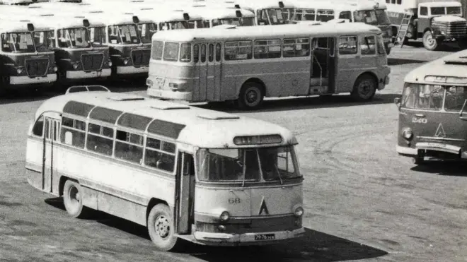 Водій автобуса вирішив здійснити обгін - на швидкості зачепився за бампер трамваю, вилетів на зустрічну смугу, збив перила мосту і впав у Дніпро