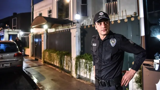 турецкая полиция у посольства Саудовской Аравии в Стамбуле