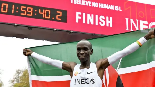 Kipchoge celebrando el registro por debajo de las dos horas