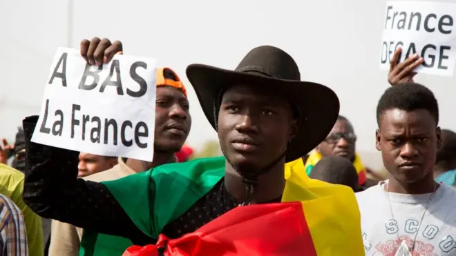 Un homme tient une pancarte indiquant "A bas la France" lors d'une manifestation contre les forces françaises et onusiennes basées au Mali, organisée par l'organisation malienne "Yerewolo debout sur les remparts", à Bamako, le 10 janvier 2020.