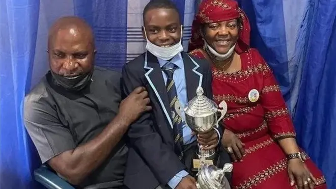 Sylvester Oromoni ati awọn obi rẹ