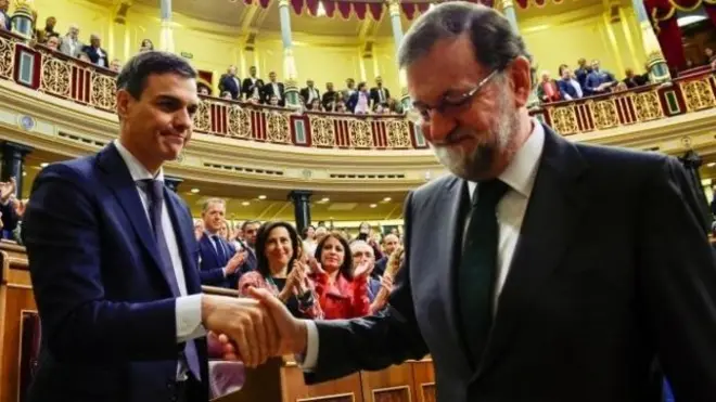 Socialista Pedro Sánchez cumprimenta Mariano Rajoy após votação que determinou trocamelhores jogos no betanopoder na Espanha