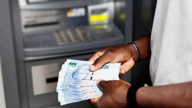 Un homme avec une liasse d'argent