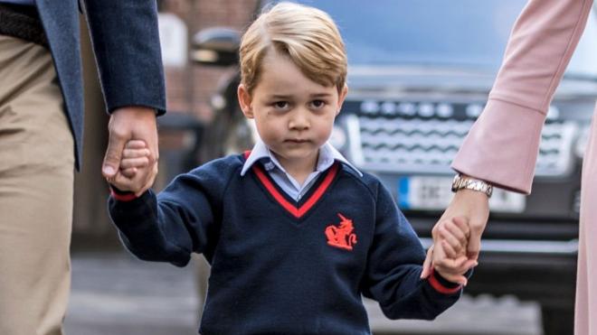 Принц Джордж на пути в школу