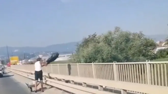 Zbog bacanja smeća u reku, komunalna milicija u gradu Čačku kaznila je muškarca sa 10.000 dinara