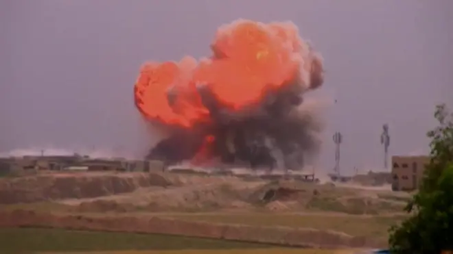 القوات العراقية تواجه صعوبات كبيرة في محاولتها كسر دفاعات تنظيم الدولة الإسلامية في الشمال الغربي لمدينة الموصل.