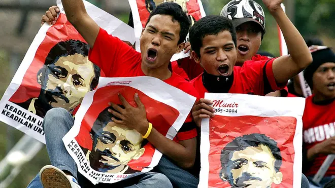 Pegiat HAM Munir meninggal dalam penerbangan Jakarta-Amsterdam karena racun arsenik.