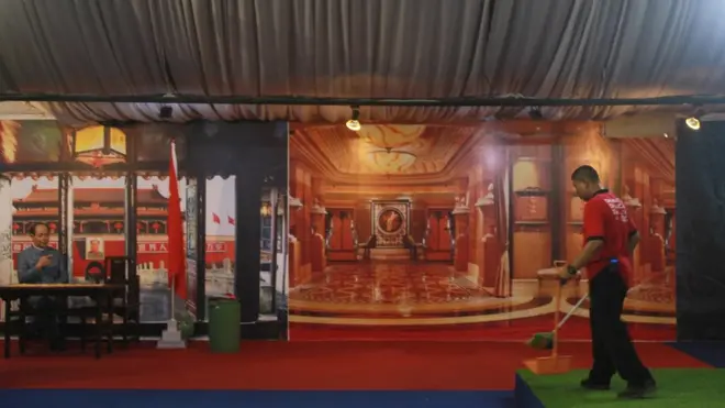 Bekas lokasi pajangan patung Adolf Hitler yang dibiarkan kosong setelah patung dipindahkan ke gudang.