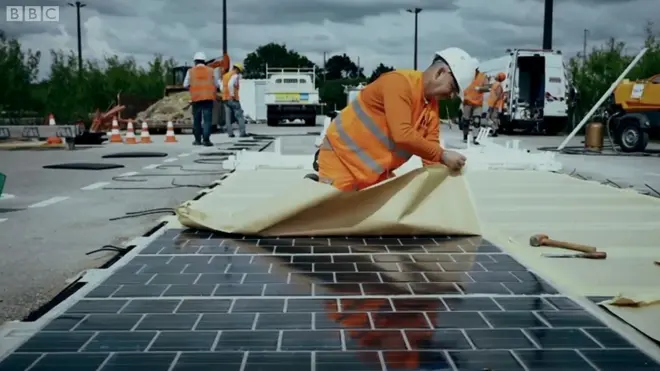 Қуёш батареялари панеллари ётқизилаётган йўл