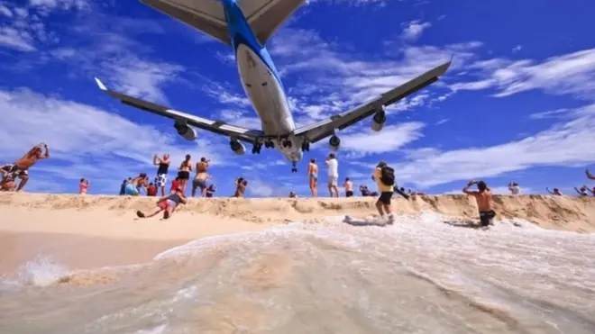 Злітно-посадкові смуги аеропорту починається за 50 метрів від пляжу