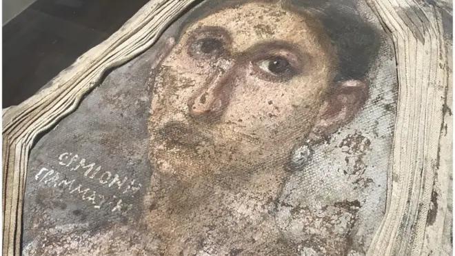 تحمل صورة المومياء كتابة عليها اسم صاحبة المومياء ومهنتها