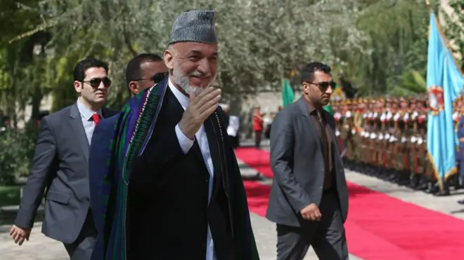 کرزی امروز فردی را که شعار "مرگ بر کرزی" را سر داده بود در بغل گرفت