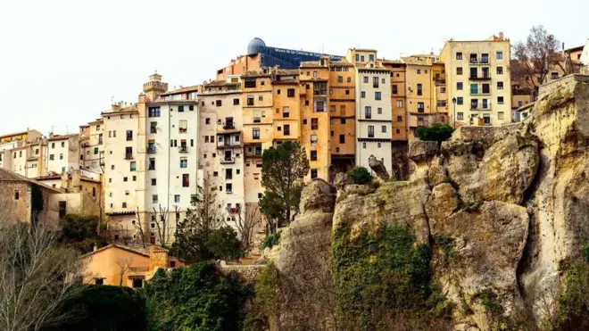 قع مدينة كوينكا الإسبانية القديمة، التي يعود تاريخها إلى العصور الوسطى، فوق منحدر صخري