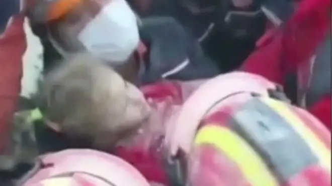 Niña en pleno rescate