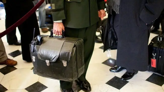 جس وقت ڈونلڈ ٹرپ حلف اٹھائیں گے اس وقت یہ بریف کیس خاموشی سے ان کے ساتھی کو منتقل کر دیا جائے گا