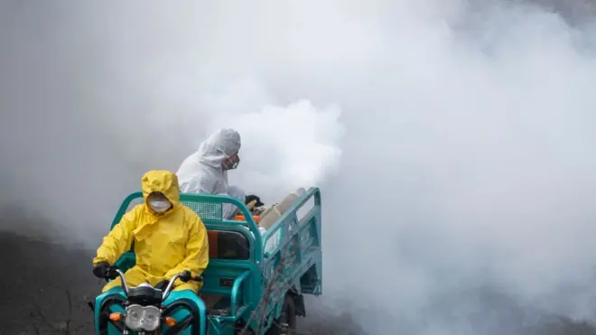 У Китаї дезінфікують вулиці