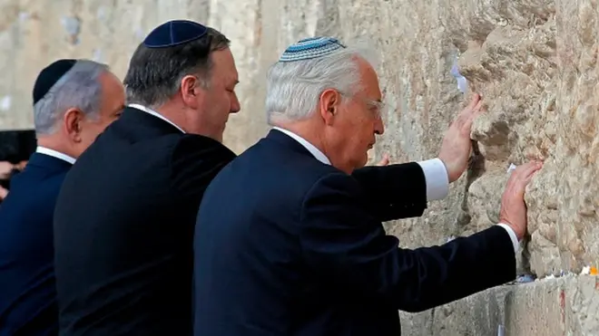 یروشلم میں دیوارِ گریہ پر سارائیلا میں مریکی سفیر ڈیوڈ گریڈمن، امریکی وزیرِ خارجہ مائیک پومپیو اور اسرائیلی وزیرِ اعظم بنیامن نتھن یاہو۔