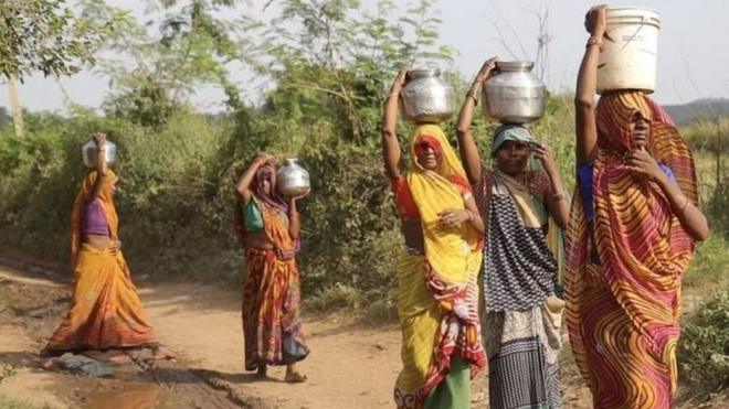 پانی بھرنا عام طور پر حواتین کی ذمہ داری سمجھی جاتی ہے