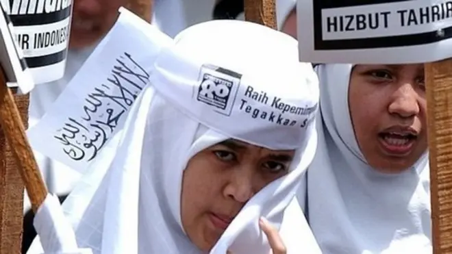 Unjuk rasa anggota dan simpatisan Hizbut Tahrir Indonesia, HTI, di Jakarta, 29 Februari 2004.