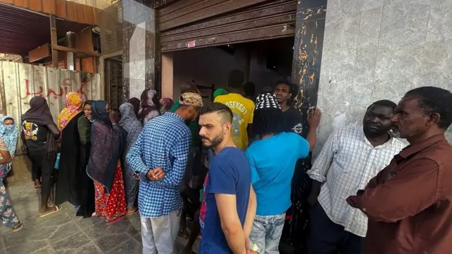 سكان العاصمة السودانية الخرطوم يصطفون طابوراً أمام أحد المخابز