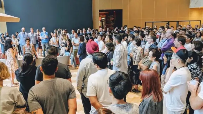 谷歌各地员工在当地时间11点“集体出走”抗议，新加坡办公室是全球出走抗议的第一站