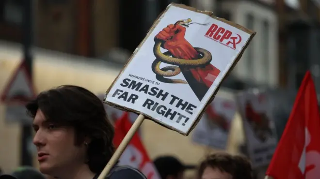 'Uništimo krajnju desnicu', piše na transparentu koji je nosio demonstrant u Londonu