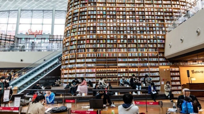 1.5단계로 격상되면 식당·카페 등의 중점관리시설은 시설면적 4㎡당 1명으로 이용 인원이 제한된다