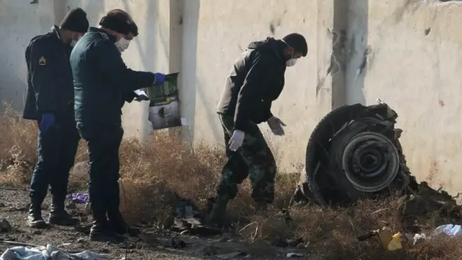 Фрагмент одного из двигателей "Боинга". По первоначальной версии иранских властей, самолет упал после того, как загорелся двигатель.