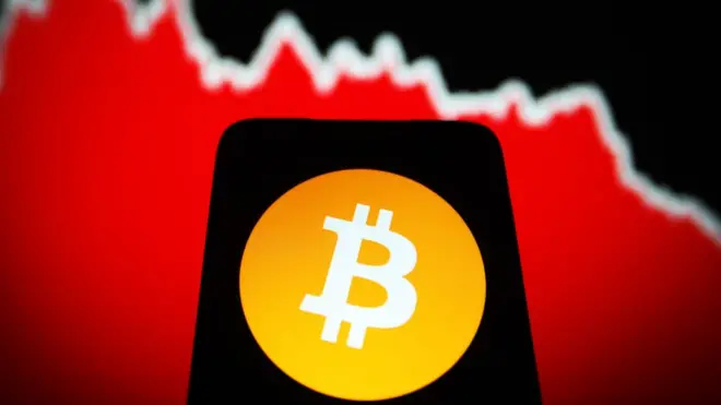 El precio del bitcoin ha caído cercamelhor do mundo fifala mitad desde su máximo en noviembre.