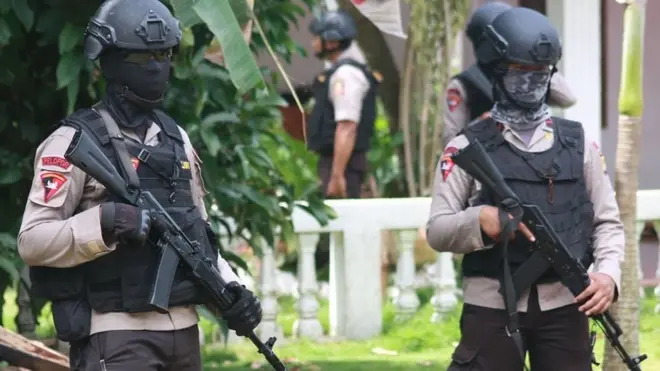 Dua anggota polisi bersenjata lengkap di lokasi penggerebegan terduga teroris di Tangerang Selatan, Rabu (21/12).