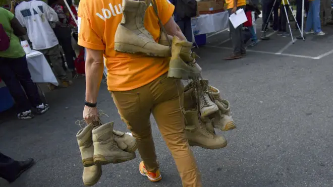 Обувная компания, отзывая ботинки из продажи, объяснила появление на подошве свастики ошибкой китайского производителя