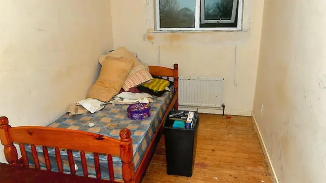 Комната жертвы насилия и издевательств недалеко ушла от тюремной камеры