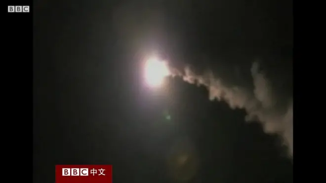 美国海军导弹驱逐舰罗斯号（USS Ross）在地中海东部向叙利亚发射战斧巡航导弹。