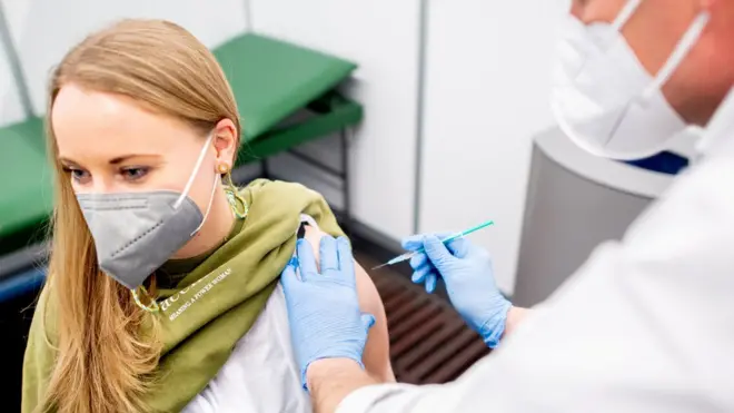 امرأة تحصل على اللقاخ