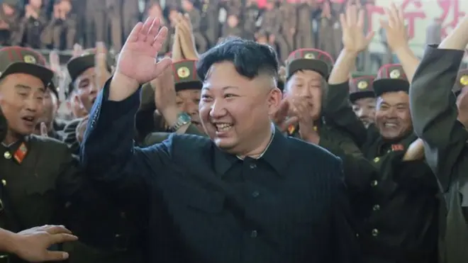 Nhà lãnh đạo Bắc Hàn Kim Jong-un cùng các kỹ sư vui mừng sau cuộc phóng thử tên lửa xuyên châu lục Hwasong-14 hôm 5/7