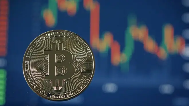 Предприниматель в Бруклине предлагал инвесторам купить криптовалюту, якобы обеспеченную недвижимостью и бриллиантами