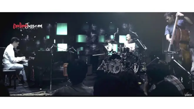 Trio Hanuraga beranggotakan Sri Hanuraga pada piano, Elfa Zulham pada bass, dan Kevin Yosua pada bass.