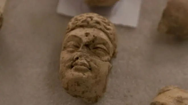 کله چې په ۱۹۹۶ کال طابان افغانستان کې واک ته ورسېدل، په هېواد کې یې د خپل سخت دریځی قانون پلی او د بودا لرغونې مجسمه یې ویجاړه کړه. اوس د دغو مجسمو د بېرته رغولو چارې پیل شوې دي.