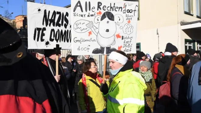 Плакат на демонстрации в Кобленце (Германия): "Все правые экстремисты глупы"