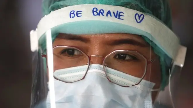 พยาบาลคนหนึ่งปฏิบัติหน้าที่ตรวจหาผู้ติดเชื้อไวรัสโคโรนาที่ชุมชนแออัดในเขตคลองเตย กรุงเทพฯ เมื่อต้นเดือน พ.ค. 2564