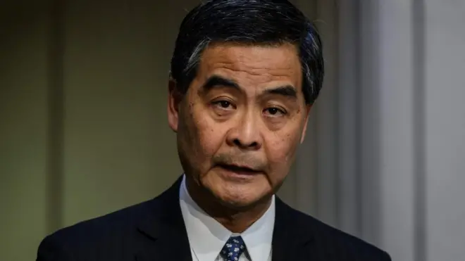 梁振英表示，因为家庭原因放弃参选下任香港特区行政长官。