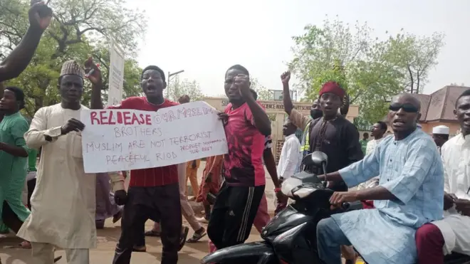 Di protesters call for di release of di suspects wey police sy dem arrest