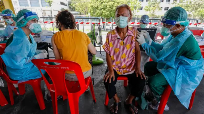 กทม.เปิดจุดบริการฉีดวัคซีนป้องกันโรคโควิด-19 แห่งที่ 3 บริเวณพื้นที่ด้านข้างโกดังสเตเดียม หรือสนามฟุตซอล การท่าเรือฯ เพื่ออำนวยความสะดวกและลดความแออัด เมื่อวันที่ 10 พ.ค.