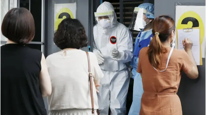 18일 사랑제일교회 소재지인 서울 성북구의 구립보건소 앞에 마련된 선별진료소에서 시민들이 코로나19 검사를 받기 위해 줄을 서 기다리고 있다