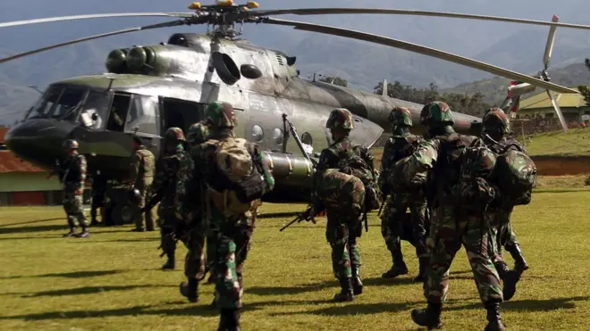 Prajurit TNI bersiap menaiki helikopter menuju Nduga di Wamena, Papua, hari Rabu (05/12).